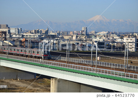 多摩川から見た富士山と東急線 64523770