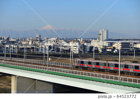 多摩川から見た富士山と東急線の写真素材 [64523772] - PIXTA