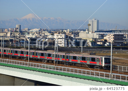 多摩川から見た富士山と東急線 64523775
