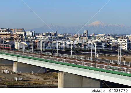 多摩川から見た富士山と東急線 64523779