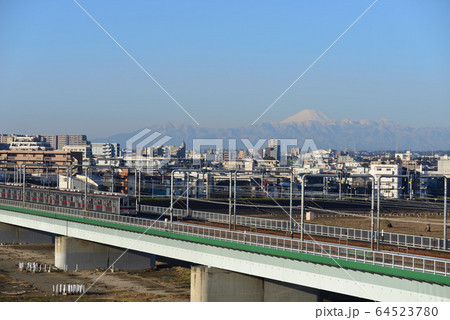 多摩川から見た富士山と東急線の写真素材 [64523780] - PIXTA