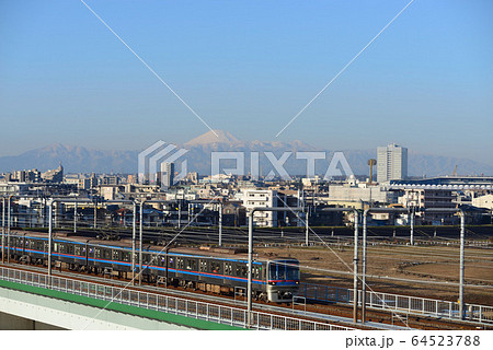 多摩川から見た富士山と東急線の写真素材 [64523788] - PIXTA