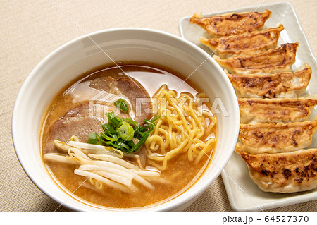 味噌ラーメン(餃子セット)。 64527370