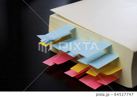 付箋がつけられた辞書 付箋がつけられた辞書 64527747