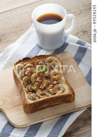 バナナとくるみのフルーツトーストとコーヒー 64528145