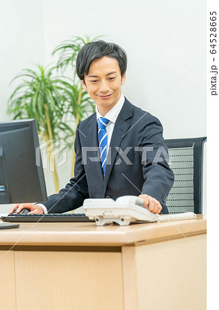 ビジネス　ビジネスイメージ　電話　男性 64528665