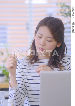女性　検温　体調不良　テレワーク 64528889