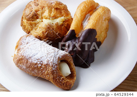 シュークリーム　お菓子 64529344