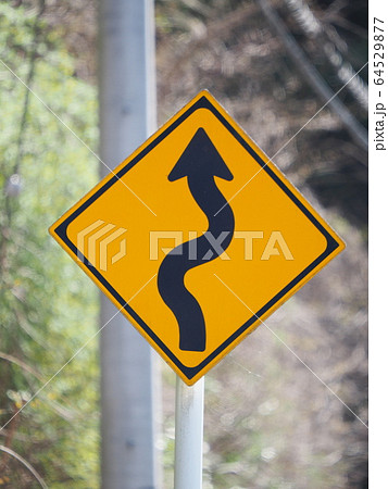 カーブ注意 64529877