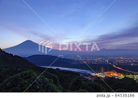 夜明けの富士山、静岡県富士市岩淵にて 64530166