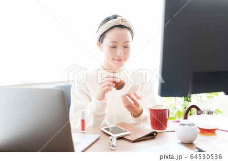 テレワーカー　女性 64530536