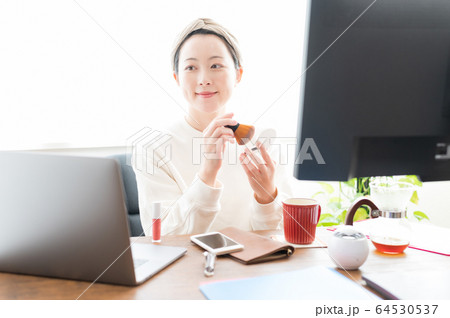 テレワーカー　女性 64530537