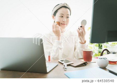 テレワーカー　女性 64530540