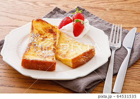 イチゴのフレンチトースト 64531535