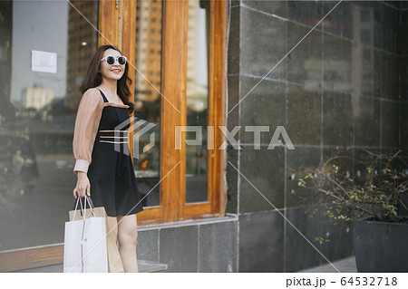 Girl Shopping Girl Shopping 64532718