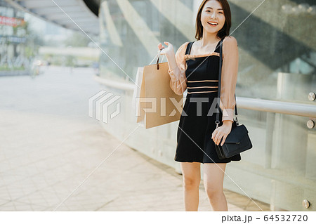 Girl Shopping 64532720
