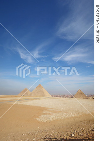 エジプトの古代遺跡・ギザの３大ピラミッド(Great Pyramids of Giza) 64533568