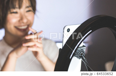 女性　ポートレート 64533652