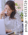 女性　体調不良　花粉症 64533729