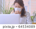 人物　マスク　予防　Stay Home 64534089