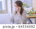 人物　マスク　予防　Stay Home 64534092