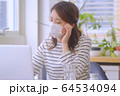 人物　マスク　予防　Stay Home 64534094