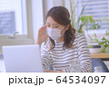 人物　マスク　予防　Stay Home 64534097