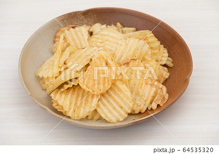 ポテトチップス　ギザギザ　じゃがいも 64535320