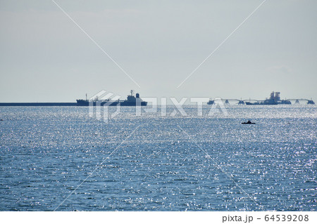 春の北海道苫小牧市苫小牧港沖に停泊する貨物船の風景を撮影 春の北海道苫小牧市苫小牧港沖に停泊する貨物船の風景を撮影 64539208