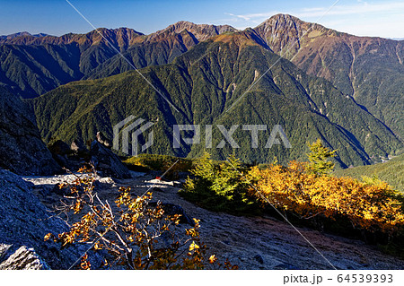 鳳凰三山・砂払岳から見る秋色の白峰三山 64539393