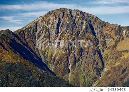 鳳凰三山・砂払岳から見る紅葉の北岳 64539498