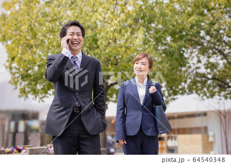 外回りする会社員 64540348
