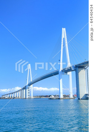 新湊大橋と立山連峰 新湊大橋と立山連峰 64540434