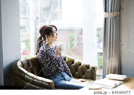 コーヒーを飲む若い女性 64540477