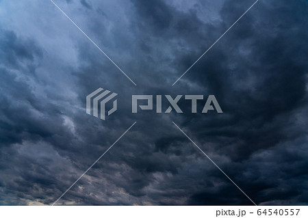 春　夕方の雨雲 64540557