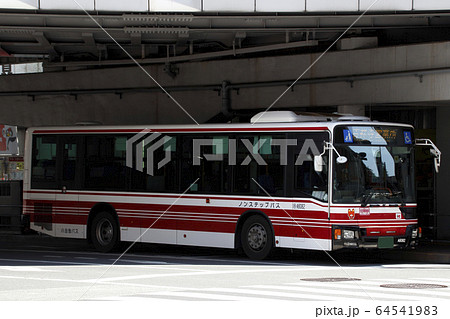 吉祥寺駅前を行く小田急バス 吉祥寺駅前を行く小田急バス 64541983
