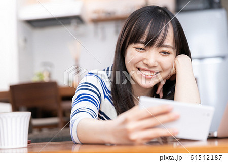 スマホ　女性 64542187