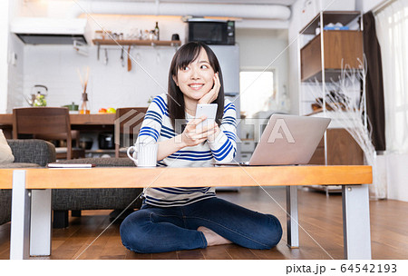 リモートワーク　女性　自宅 64542193