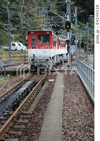 大井川鐡道 井川線のアプト式区間のラックレールとED90形 電気機関車 大井川鐡道 井川線のアプト式区間のラックレールとED90形 電気機関車 64544539