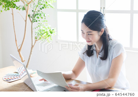 ビジネス　女性　デスクワーク 64544760