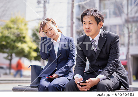 外回りする会社員 64545483