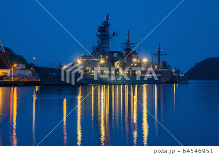 護衛艦の夜景【神奈川県横須賀市】はたかぜ 64546951