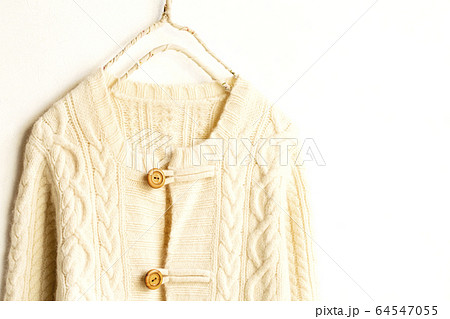 白バックにライトベージュ系白の厚手カーディガン 64547055