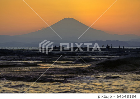 夕暮れ富士山【江の島稚児が淵】相模湾 64548184