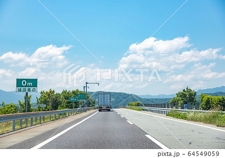 三重県 伊勢自動車道 走行中のトラック 三重県 伊勢自動車道 走行中のトラック 64549059