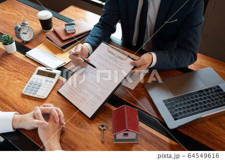 Real Estate broker or sale agent giving Real Estate broker or sale agent giving 64549616