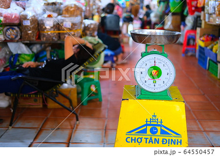 ホーチミンのタンディン市場 64550457
