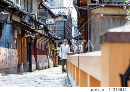 京都を観光する若い女性 64550612