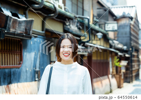 京都を観光する若い女性 64550614