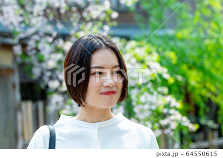 京都を観光する若い女性 64550615